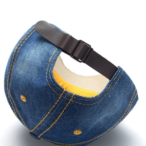 Berretto da baseball in denim con cuciture gialle e cinturino in pelle regolabile