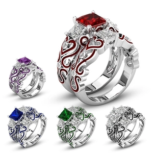Macro-opname van verzilverde ringen met vierkante zirconia en hartpatroon emaille
