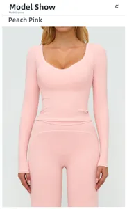 Vista dettagliata del set da yoga rosa pesca con maglia a maniche lunghe e leggings