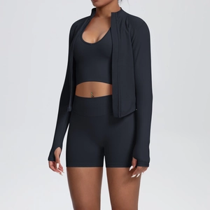 Ensemble de yoga 3 pièces noir avec veste à passe-pouce, brassière et short taille haute