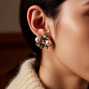 Eleganti orecchini vintage a fiore con perle e strass luccicanti su una modella