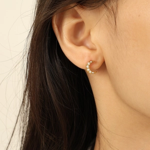 Boucles d'oreilles lune en plaqué or 18 carats avec oxydes de zirconium sur modèle