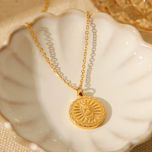 18K gold-plated stainless steel necklace with a circular Virgin Mary relief pendant on a shell plate