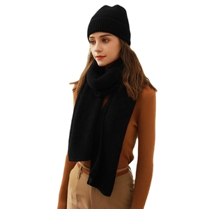 Set cappello e sciarpa in maglia nera da donna in calda lana simile al cashmere
