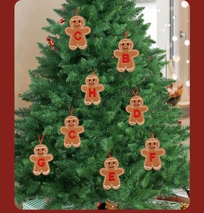 Dettaglio delle decorazioni con lettere omino di pan di zenzero sull'albero.
