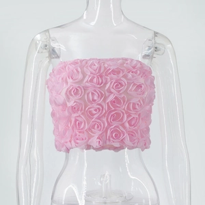 Detaillierte Nahaufnahme des rosa 3D Rosen-Tube-Tops mit dichter Blumenstruktur