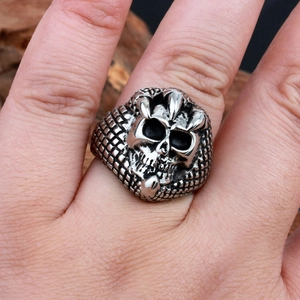Men's retro stainless steel skull ring with demonic claw casting and vintage silver finish