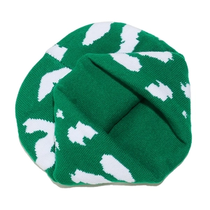 Detaillierte Strickstruktur der grün-weißen Beanie-Mütze mit Leopardenmuster