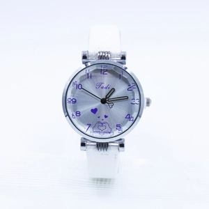 Montre femme élégante avec boîtier argenté, bracelet en cuir blanc et cadran violet