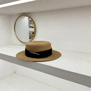 Sombrero de paja francés de copa plana con cinta negra y hebilla de metal dorada