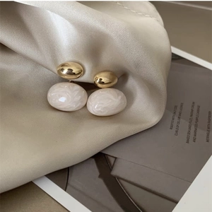 Französische Vintage Creme-Marmor-Ohrhänger in Gold auf elegantem Seidenstoff