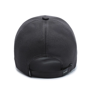 Vista posteriore del cappello da baseball nero con cinturino regolabile e logo del brand