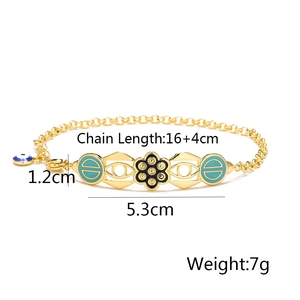 Detailansicht eines 18K vergoldeten Armbands mit bunten Emaille-Anhängern und Größenangaben