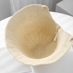 Détail de la texture intérieure et du tissage du chapeau bob en coton et lin beige