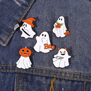 Lot de cinq épingles émaillées de fantômes d'Halloween avec citrouille sur tissu denim