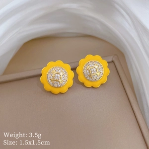 Detail of yellow flower stud earrings with zircon centers and product size specifications
