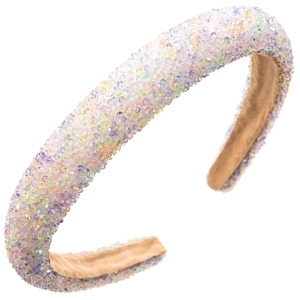 Vue macro du serre-tête en éponge orné de strass colorés et doublure en velours antidérapant