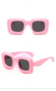 Lunettes de soleil enfant monture rose épaisse à bulles et verres gris, vues de face et de profil
