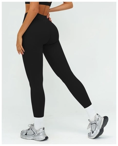 Détail du pantalon de yoga noir à taille haute avec effet push-up et finition mate