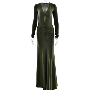 Détail du décolleté en V profond et du design froncé sur une robe longue vert foncé