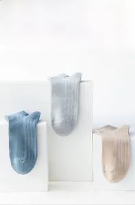 Détail de trois chaussettes en coton respirant bleu et beige avec texture à côtes