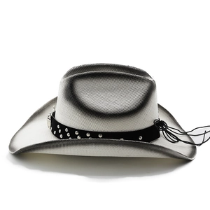 Détail d'un chapeau de cowboy tissé avec ruban noir et rivets métalliques argentés