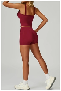 Détail de l'ensemble de yoga bordeaux avec short taille haute et haut extensible