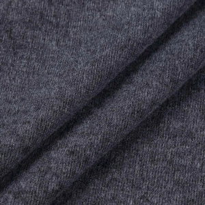 Detailaufnahme der dicken, dunkelgrauen Fleece-Stoffstruktur und weichen Haptik