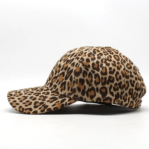 Vista lateral detallada del estampado de leopardo y ojales de la gorra de béisbol