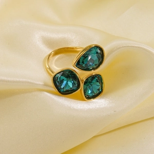 Nahaufnahme des 14K vergoldeten Rings mit tiefgrünen quadratischen und Tropfen-Zirkonias