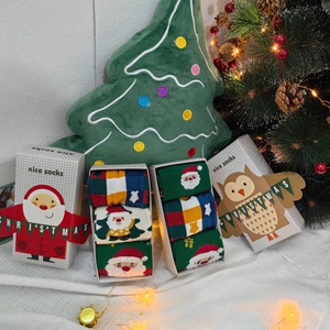 Vue détaillée de deux coffrets cadeaux de chaussettes de Noël avec motifs de Noël