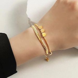 Minimalistisches doppellagiges Herz-Armband aus poliertem Titanstahl in Gold für Damen