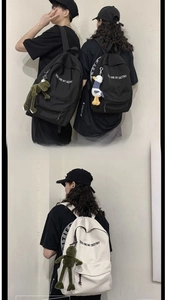 Détail du sac à dos minimaliste avec pendentifs en peluche et imprimé texte stylé