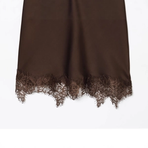Robe nuisette en satin marron avec dentelle délicate et détails en tissu soyeux