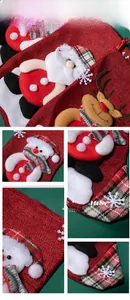 Vue détaillée d'une chaussette de Noël en toile rouge avec broderies du Père Noël 3D