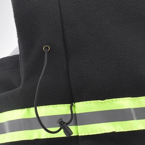 Détail en polaire noire avec bande réfléchissante fluo et cordon de serrage réglable