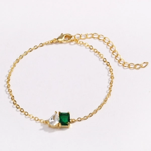 Détail de la chaîne plaquée or avec pierre verte émeraude et zircon en forme de larme