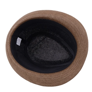Détail de l'intérieur d'un chapeau de paille en papier avec bandeau et étiquette de taille