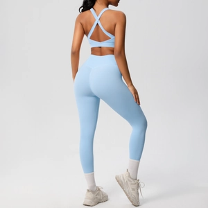 Detalle de conjunto de yoga azul claro con sujetador de espalda cruzada y mallas de cintura alta