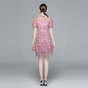 Robe en mesh rose à fleurs avec col perlé et jupe à volants, vue arrière sur mannequin