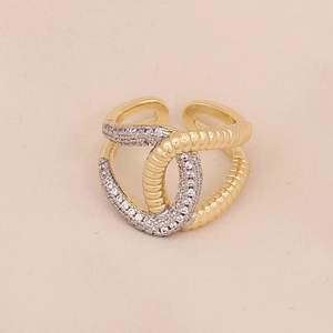 Détail d'une bague ouverte dorée avec anneaux entrelacés et incrustations de zircons