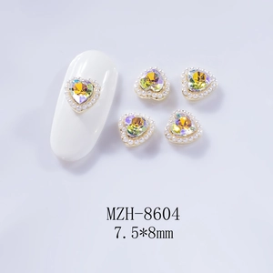 Détail macro de charmes d'ongles en cœur aurore avec perles blanches, 7,5x8 mm