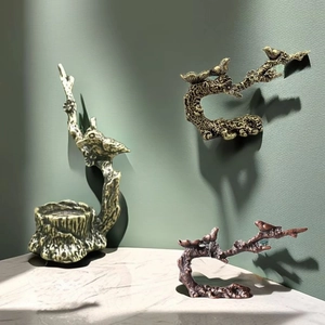 Détail d'un porte-encens en bronze vintage avec motif d'oiseau et fleurs de prunier