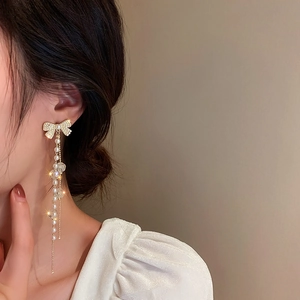 Boucles d'oreilles nœud doré élégantes avec perles et longues franges cristal