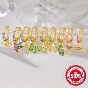 Set aus neun S925 Silber-Creolen mit bunten Zirkon-Tieranhängern in Goldoptik