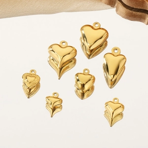 Dettaglio di ciondoli a cuore placcati in oro 18K in varie dimensioni con riflessi