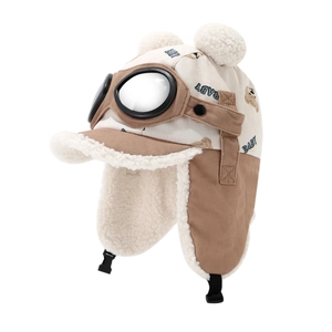 Winter-Fliegermütze für Kinder mit Brille und Plüschbommeln auf weißem Hintergrund