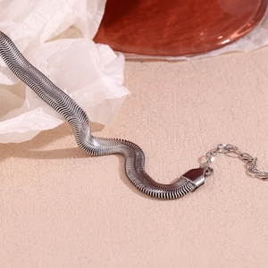 Vue macro d'une chaîne serpent plate argentée de 6 mm avec détail de l'extension réglable