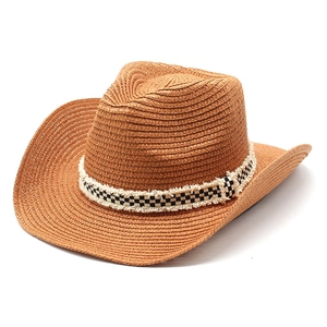 Dettaglio cappello cowboy in paglia con nastro a scacchi e bordi con frange sottili