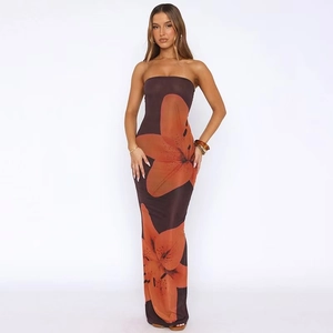 Gros plan détaillé de la robe longue bustier moulante avec motifs floraux orange